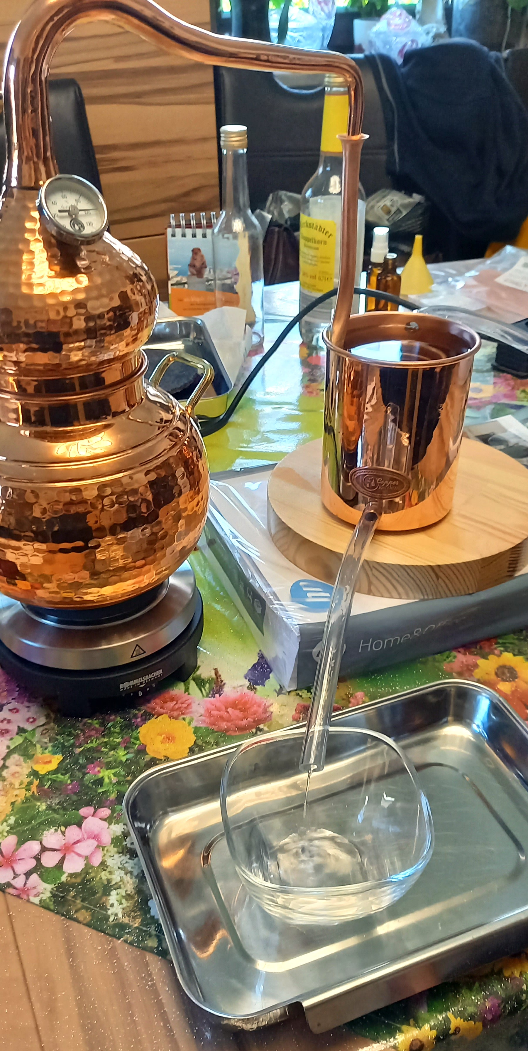 Rosendestillation in Kupferdestille erstes Hydrolat.jpg